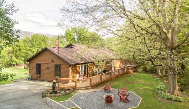10 minutes to GSMNP - Large fenced yard - Firepit -Hot tub -Swimming pool access