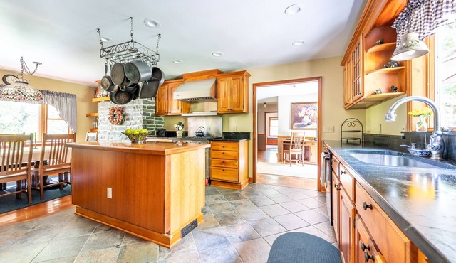 10 minutes to Hudson close to The Hill venue