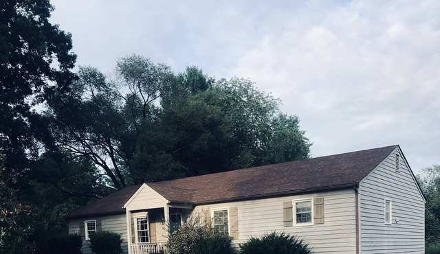 10 minutes to Liberty University in quiet upscale neighborhood