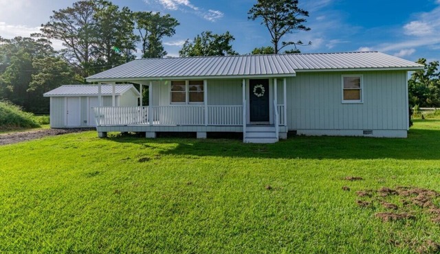 10 Minutes to Manteo and 10 minutes to the beaches of Nags Head!