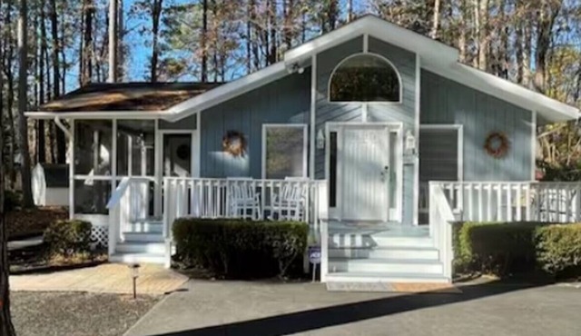 10 minutes to Ocean/beaches, stylish, inviting home on a quiet tree-lined street