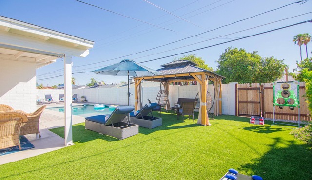 10 minutes to Old Town! Heated pool, hot tub and game room