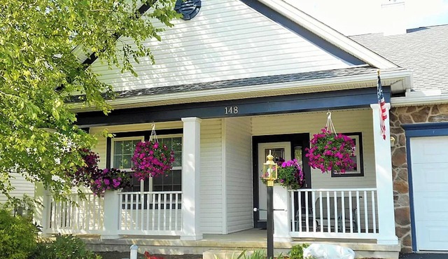 10 minutes to PSU! Luxury Linens, Walk to Winery, Playground & Pickleball