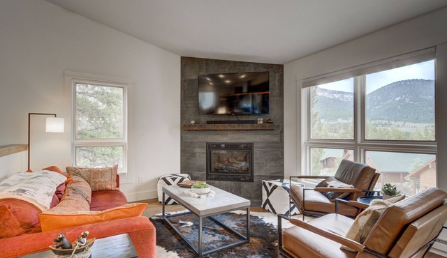 10-minutes to Ski Resort, 2.5-Bedroom, Mountain Views, Hot Tub/Sauna