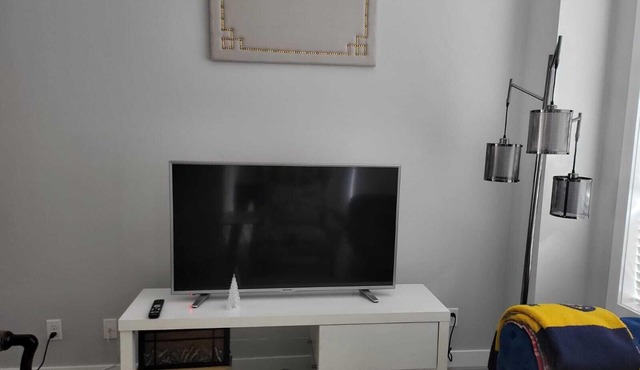 10 minutes to the airport. family sized town house, close by convenient stores