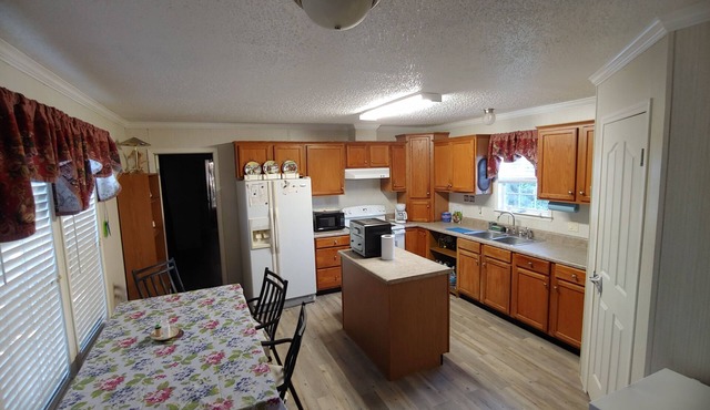 10 minutes to the beach! Cozy mobile home in the quiet country!