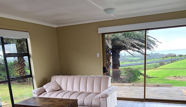 10 minutes to the beach! Cozy bach with 180 degree sea view.