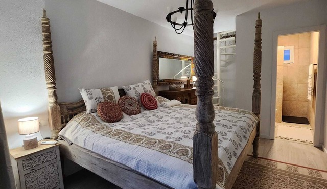 10 minutes to the beach! King Suite for 2 adults in quiet B&B with private pool.