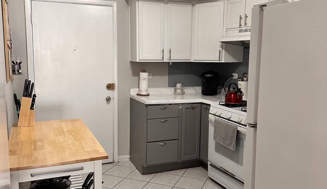 10 minutes to the lake! Family-sized Apt with free parking.