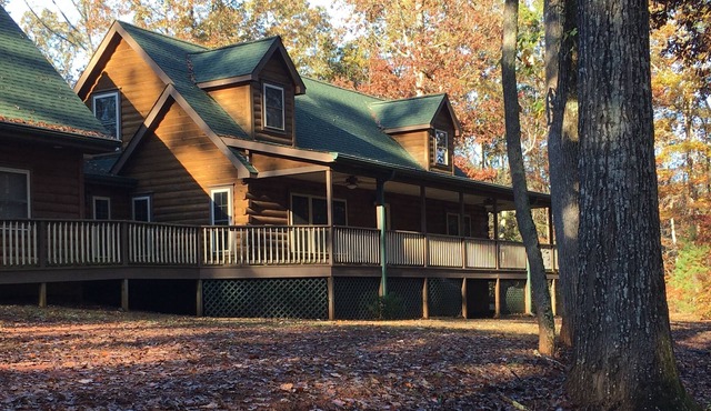10 minutes to TIEC! Retreat to this secluded log cabin surrounded by nature.