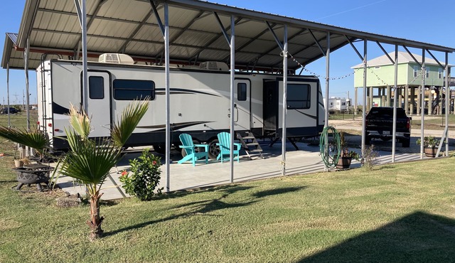10 minutes walk to the beach .Covered rv spot on concrete slab. NEW CAMPER