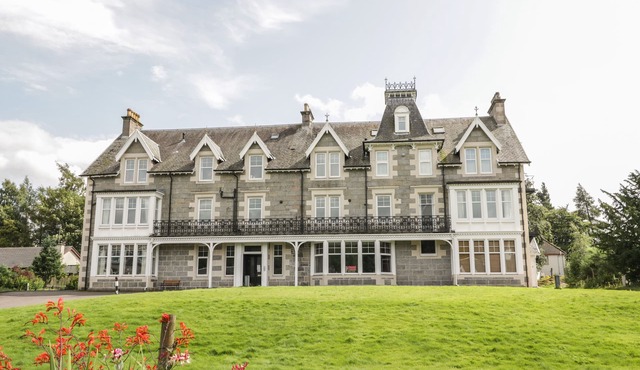 10 MONARCH COUNTRY APARTMENTS, with a garden in Newtonmore