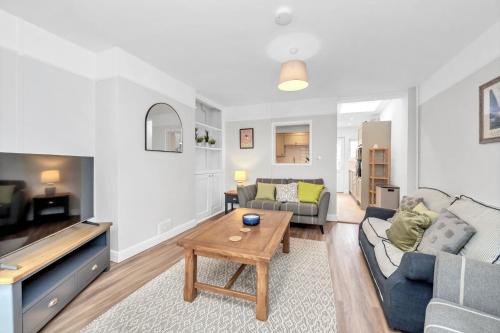 10 Mustow St - Charming 3 bed home next to the Abbey Gardens in Bury St Edmunds