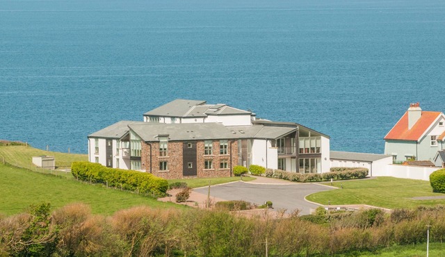 10 OCEANS EDGE, country holiday cottage, with pool in Thurlestone
