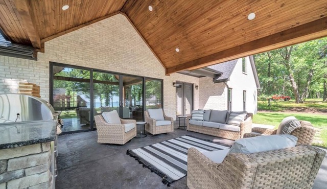 10% off 3 night stay! New! Beautiful Luxurious Lakeside Property!