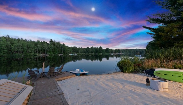 10% off - NEW! 🌲Beautiful Lakefront Chalet | Private Beach & Kayaks 🛶