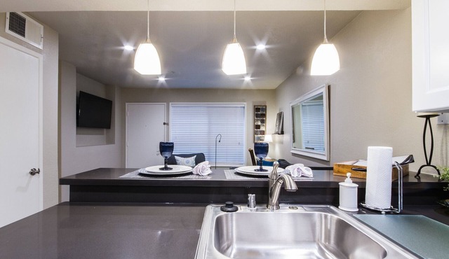 10% Off Orange, CA Monthly Modern 1BD ~ Walk to Peters Canyon + Starbucks!
