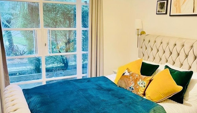 10% Off! River Views, Central 2BR + Parking/WiFi