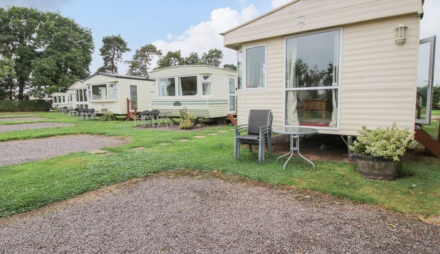 10 OLD ORCHARD, pet friendly, with a garden in Much Wenlock