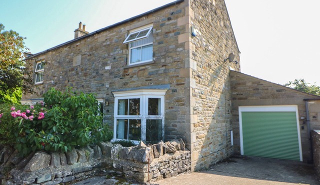 10 OLD SCHOOL CLOSE, pet friendly, with open fire in West Witton