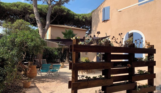 10 pax, Family friendly, 2 mins walk to the beach, sea view.