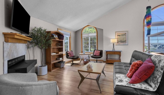 10 Pelican View: Coastal Charm | Walk to Beach | Dog-Friendly