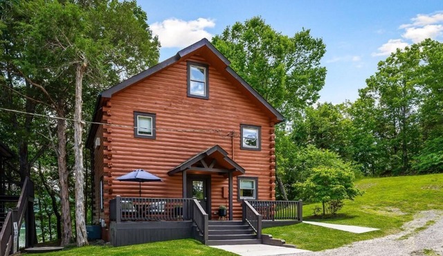 10 Person Golden Cedar Lodge 16 - 2 Floors and a 3rd floor loft, entertainment room, full kitchen
