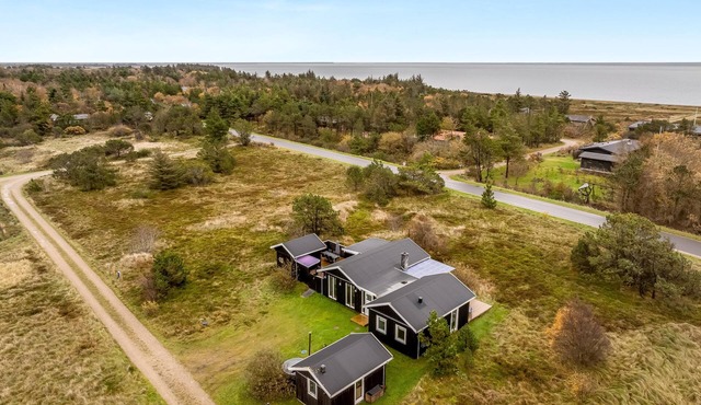10-person holiday home with a wilderness bath and large terrace.