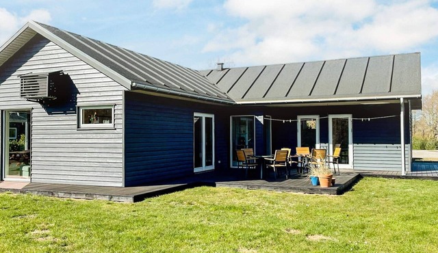 10 person holiday home in Glesborg-By Traum