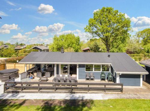 10 person holiday home in Glesborg-By Traum