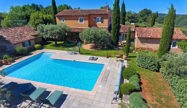 10 persons accommodation: spacious 6 pers villa + 4pers Cabanon in Aups (Provence)