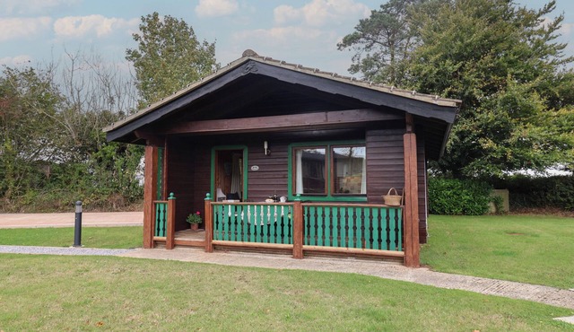 10 PINEWOOD RETREAT, family friendly, with pool in Lyme Regis