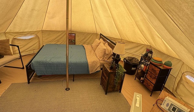 10 Point Landing - 10 Point Landing Glamping with Queen Bed & Bath