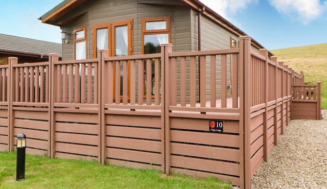 10 POPPY LODGE, pet friendly in Hipswell