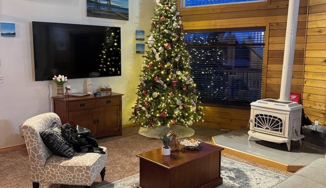 10 ppl/full house/relax/private yard/wifi/games/kid space/fire pit/uniq art