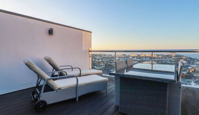 10 QUAY COURT, pet friendly, luxury holiday cottage in Newquay