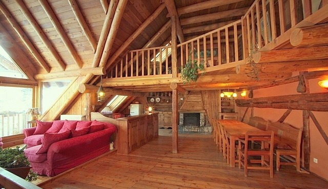 10-room chalet, Jacuzzi, sauna, Hammam. Ideal location for mountain activities.