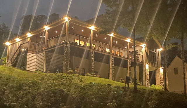 10% Savings - No steps to lake! Fiber Internet! Luxury Lake Home, Big Water!