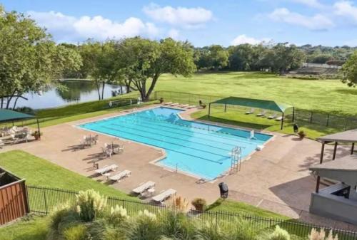 10 Sleeper, Pool and Lake Access, AC, BBQ Area
