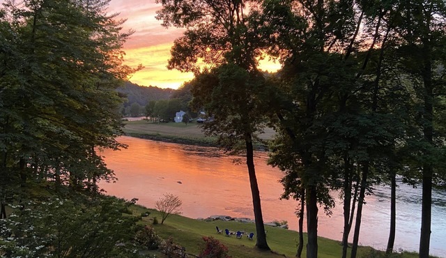 10 Star River Front Retreat - Water Sports, Hiking, Campfires by the River
