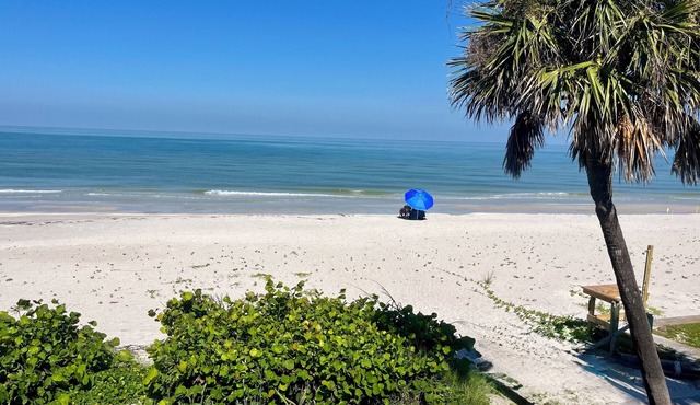 10 steps to beach, Spacious,Relaxing, Newly renovated, 2 Story townhome