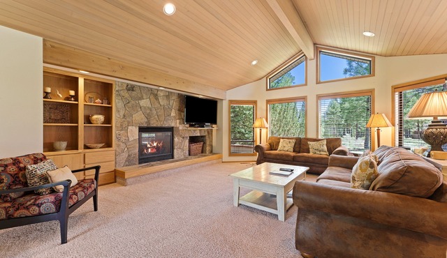 10 Tan Oak - Elegant & Peaceful, Hot Tub, Single Level, SHARC Passes, Close to Ft Rock