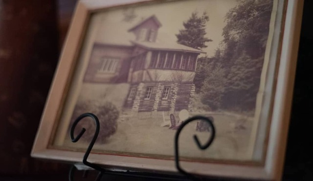 [# 10 The Bear] The large log lodge.