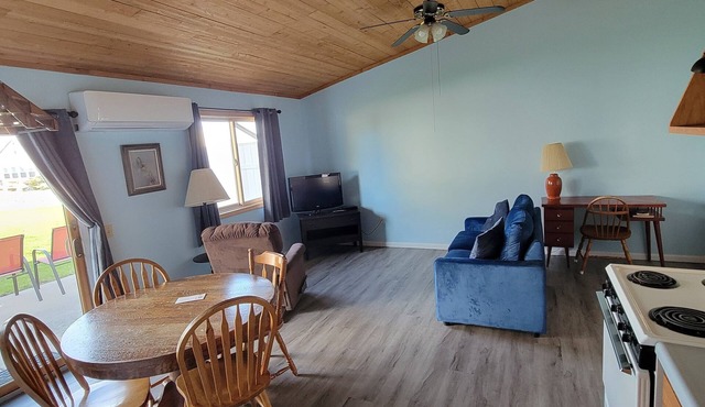 #10 Thomas' Parkside Cottages, 1 BR Lake Huron walk out, downtown Oscoda
