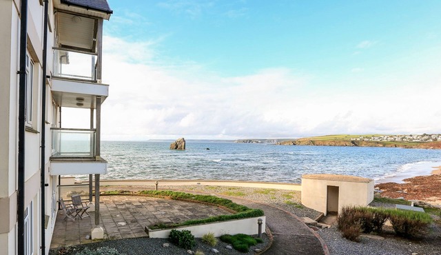 10 THURLESTONE ROCK, family friendly, with pool in Thurlestone