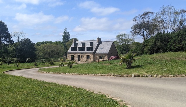 10 to 14 people | Heated swimming pool | 1ha enclosed natural garden | Not overlooked