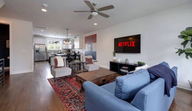 10 to Broadway w/Movie Theater & Views of Geodis!