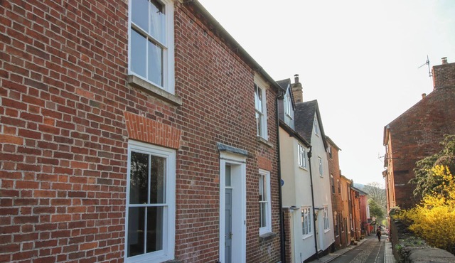 10 UPPER LINNEY, family friendly, character holiday cottage in Ludlow