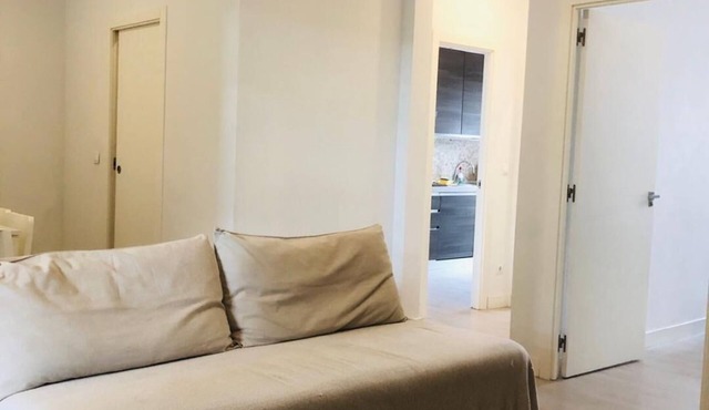 10' walk to Bernabeu max 8P, 3Bedr, 1sofa, 2bath