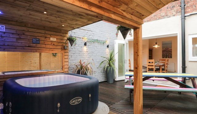 10 WALTON TERRACE, pet friendly, with hot tub in Guisborough